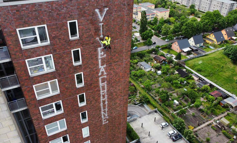 VORHER Turm Plaza Fassadenreinigung Graffitientfernung WarDaWas Berlin Brandenburg