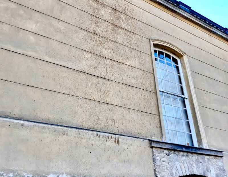 Das Bild zeigt Ölflecken an der historichen Fassade am Schloss Sans Souci im Potsdam