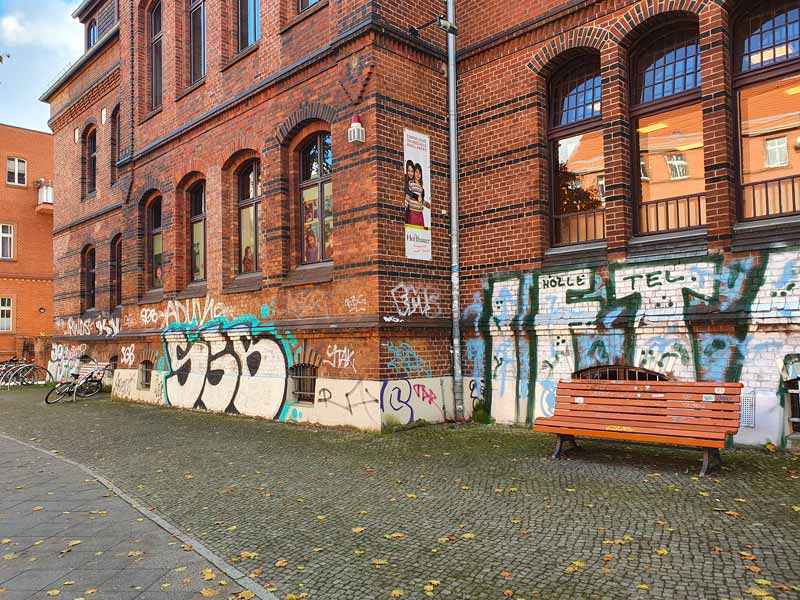 Das Bild zeigt eine beschmierte Fassade mit Graffitis in Potsdam und soll professionell gereinigt werden.