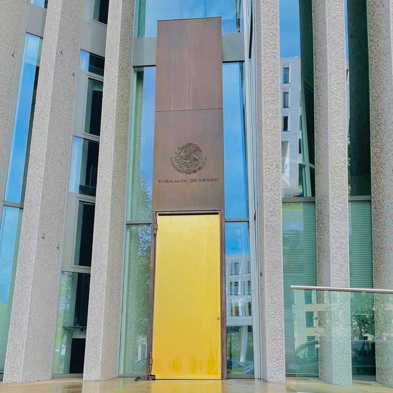 Das Bild zeigt die Eingangstür der Mexikanischen Botschaft in Berlin nach der Spazielreinigung der Fassade durch die Spezialisten von WARDAWAS Berlin Brandenburg.