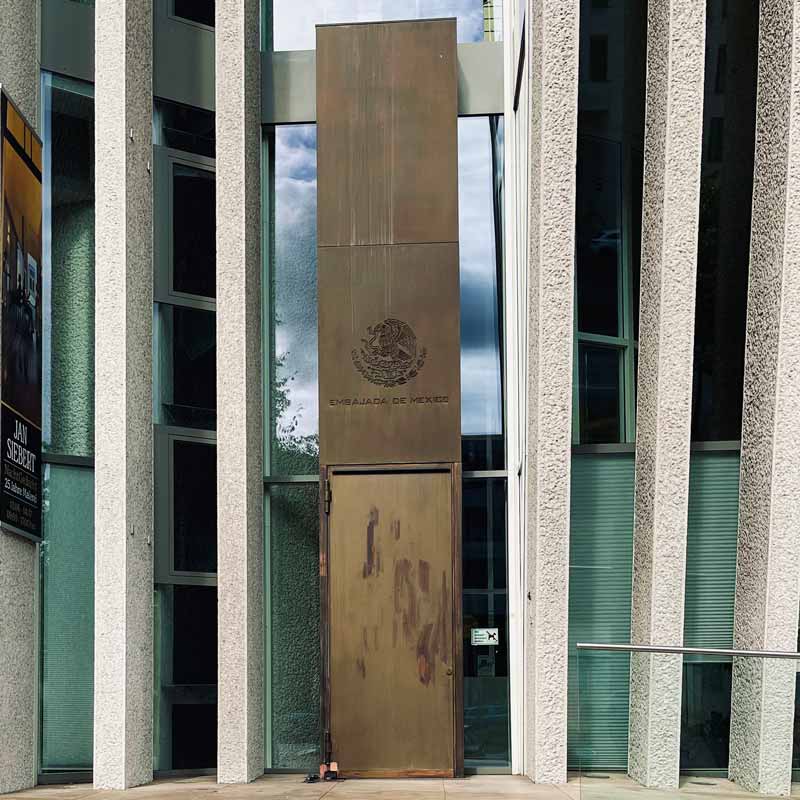 Das Bild zeigt die Eingangstür der Mexikanischen Botschaft in  Berlin vor der professionellen Fassadenreinigung durch die Spezialisten von WARDAWAS Berlin Brandenburg.