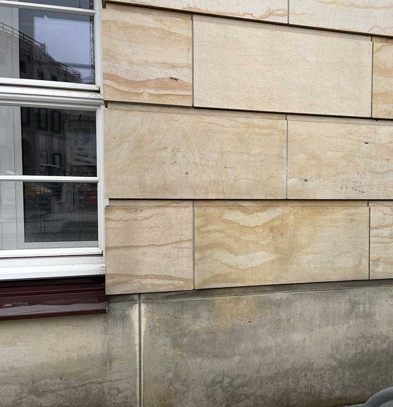 Das Bild zeigt die Fassade vom Landtag Potsdam welche von den Fassaden-Reinigungsprofis von WARDAWAS professionell von Graffitis befreit wurde.