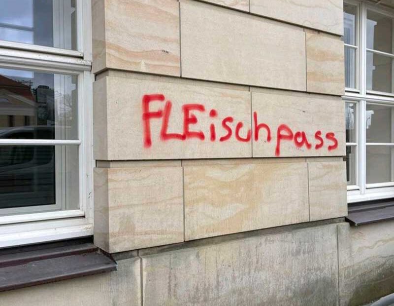 Das Foto zeigt die Fassade vom Landtag Potsdam welche mit einem Graffiti beschmiert ist bevor die Reinigungsprofis von WARDAWAS die Fassade professionell gereinigt haben.