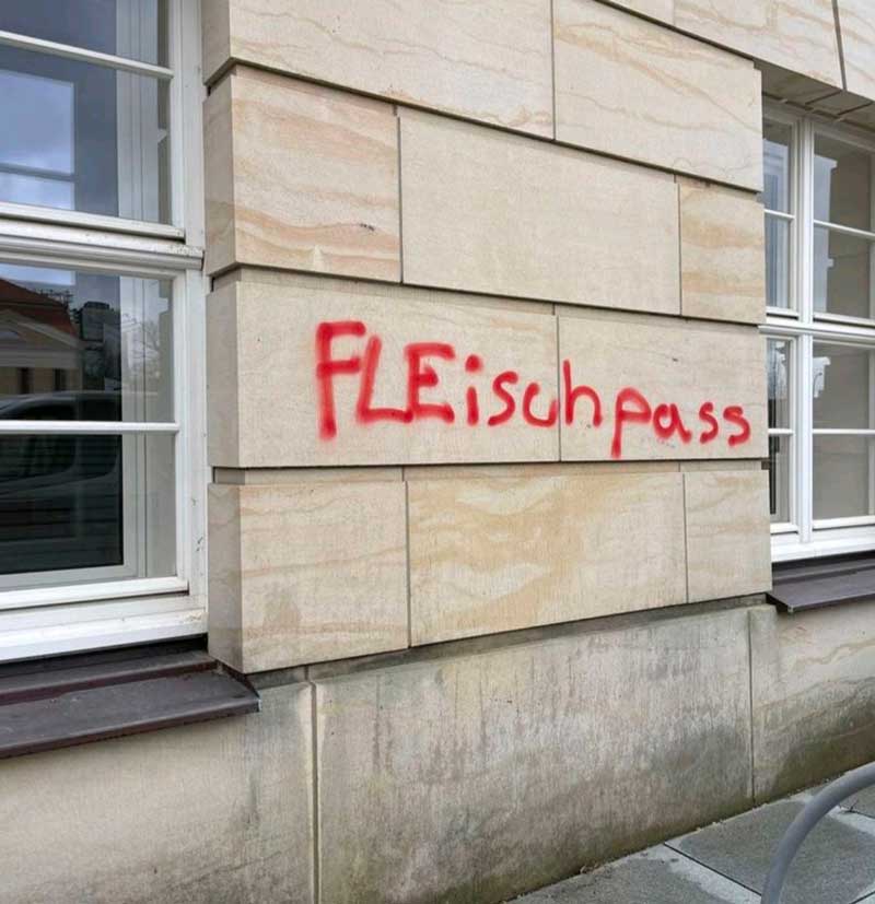 Das Foto zeigt die Fassade vom Landtag Potsdam welche mit einem Graffiti beschmiert ist bevor die Reinigungsprofis von WARDAWAS die Fassade professionell gereinigt haben.
