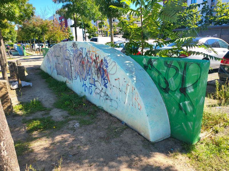 Das Bild zeigt eine mit Graffitis beschmierte Mauer in Potsdam und dient als Vorher-Vergleich zu den Reinigungsarbeiten der Fassade und Oberfläche der Firma WarDaWas aus Potsdam-Brandenburg.