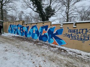 Das Foto zeigt eine mit Graffitis beschmierte mauer am Park Babelsberg in Potsdam und dient als Beitragsbild zum 'Vorherzustand' für die Referenz 'Graffitientfernung an Mauer im Park Babelsberg'.