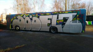 Das Foto zeigt einen mit Grafittis beschmierten Bus und dient als Beitragsbild zum 'Vorher- Nachher-Vergleich' für die Referenz 'Graffitientfernung an Bus' der Firma WaDaWas aus Potsdam und Berlin - Ihre Profis für professionelle Oberflächenreinigung.