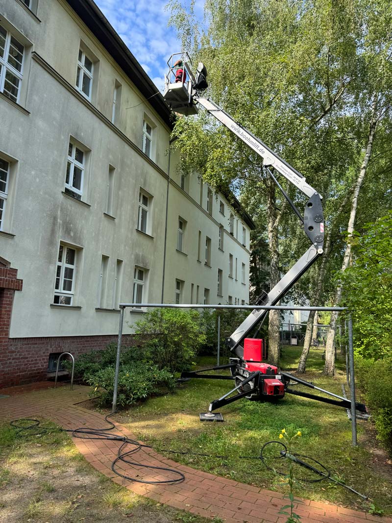 Fassadenreinigung – Mehrfamilienhaus erstrahlt in neuem Glanz