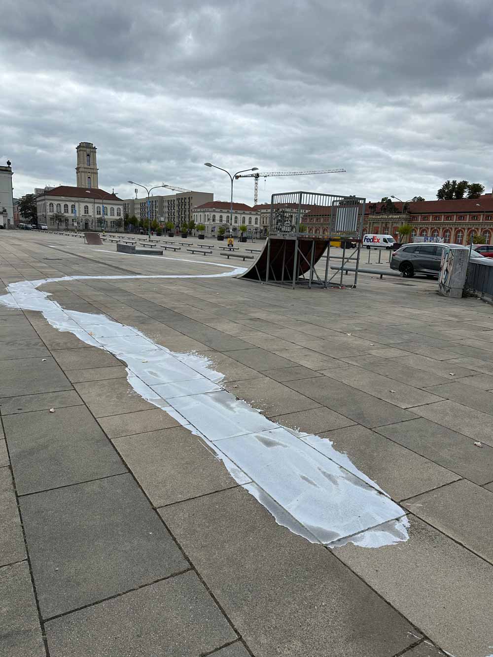 Saubere Gehwegplatten: Entfernung von Getriebeöl im Neuen Lustgarten in Potsdam