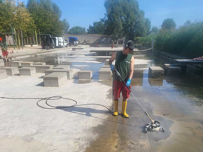 Umweltfreundliche Tiefenreinigung des Schwimmbeckens am Wasserspielplatz mit Heißwasser-Hochdrucktechnik durch das WarDaWas Spezialreinigungsteam aus Potsdam.