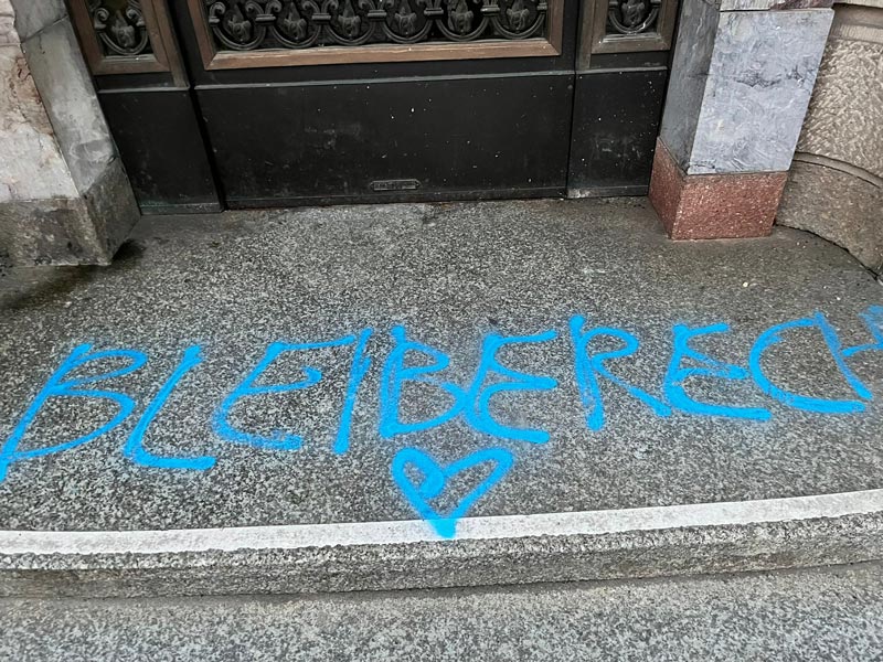 Das Bild zeigt Schmierereien auf dem Boden vor dem Rathaus Potsdam, welche im Eilauftrag professionell durch WarDaWas entfernt wurden.