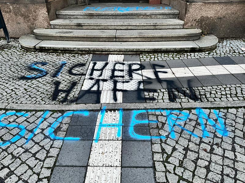 Das Foto zeigt Graffitis und Parolen auf dem Gehweg vor dem Rathaus Potsdam, welche im Eilauftrag professionell durch WarDaWas entfernt wurden.