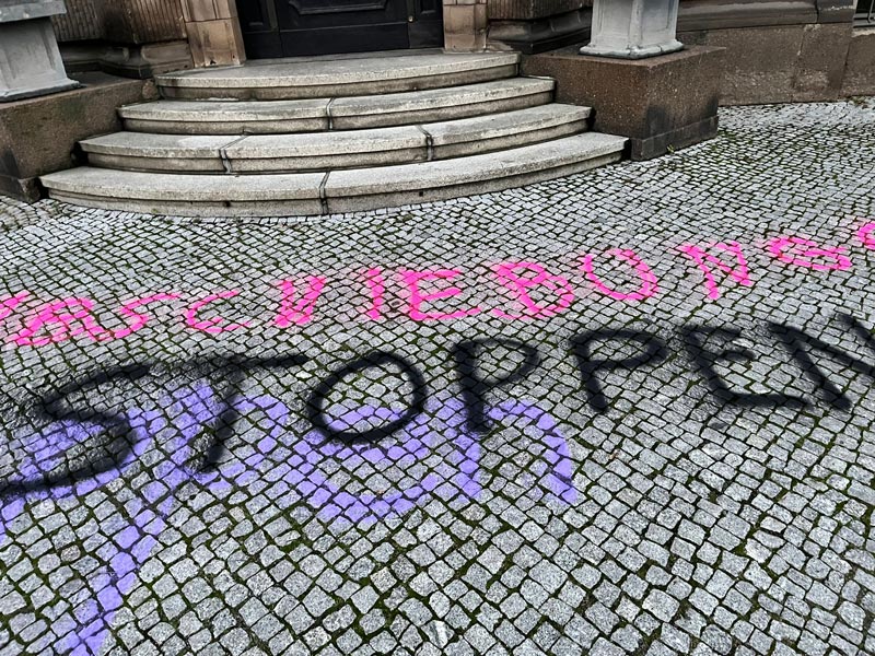 Das Bild zeigt große Parolen und Schmierereien auf dem Vorplatz vom Rathaus Potsdam, welche im Eilauftrag professionell durch WarDaWas entfernt wurden.