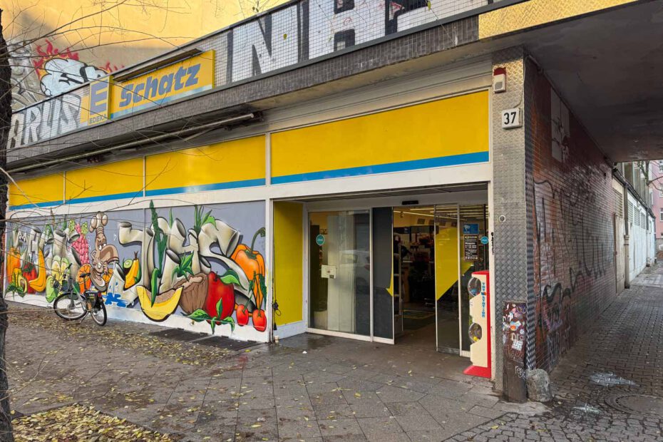 Das Foto zeigt die mit Graffitis beschmierte Fassade eine EDEKA Supermarktes in Berlin Wedding welche von WarDaWas GmbH professionell gereinigt wurde