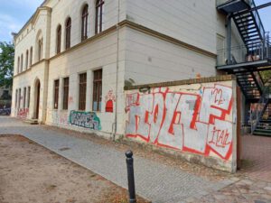 Vandalismus an der Mauer des Horts Weberspatzen in Babelsberg – Graffitientfernung durch WarDaWas erforderlich.