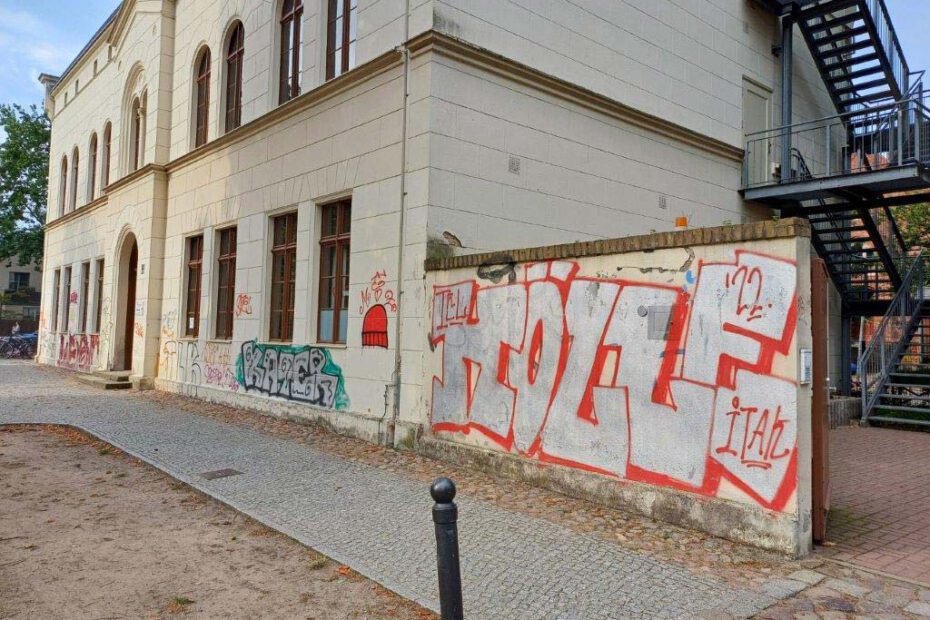 Vandalismus an der Mauer des Horts Weberspatzen in Babelsberg – Graffitientfernung durch WarDaWas erforderlich.
