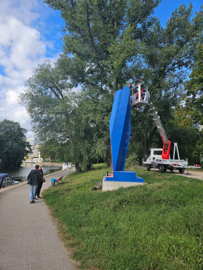 Das Bild zeigt eine Hebebühne am dynamischen Raumzeichen von Potsdam während des professionellen Abtransports durch WarDaWas zur Reinigung der Skulptur