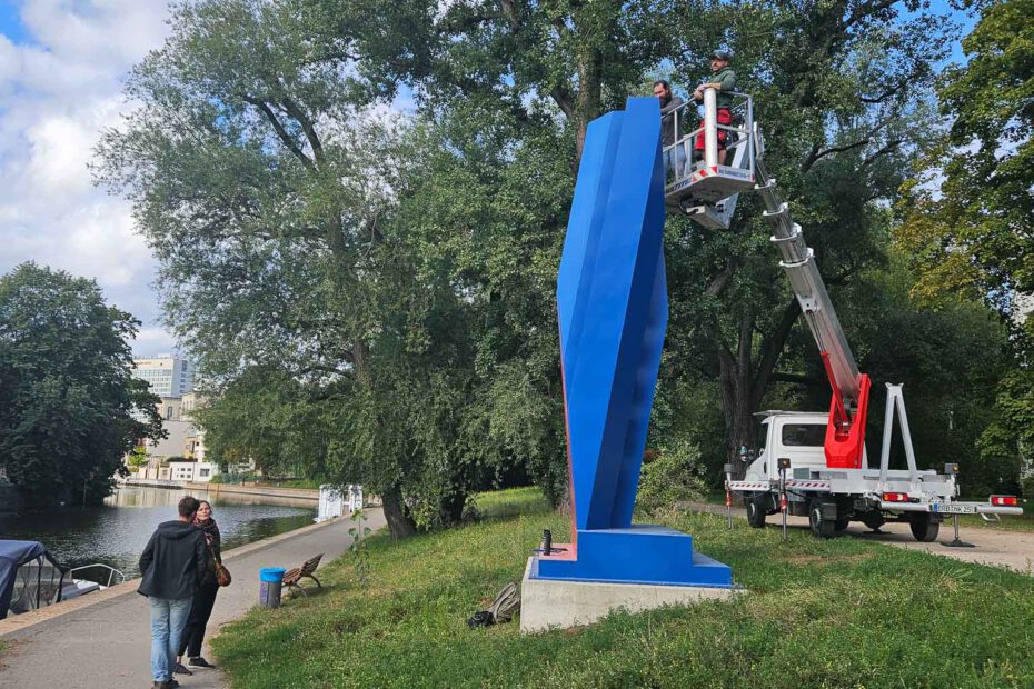 Das Bild zeigt eine Hebebühne am dynamischen Raumzeichen von Potsdam während des professionellen Abtransports durch WarDaWas zur Reinigung der Skulptur