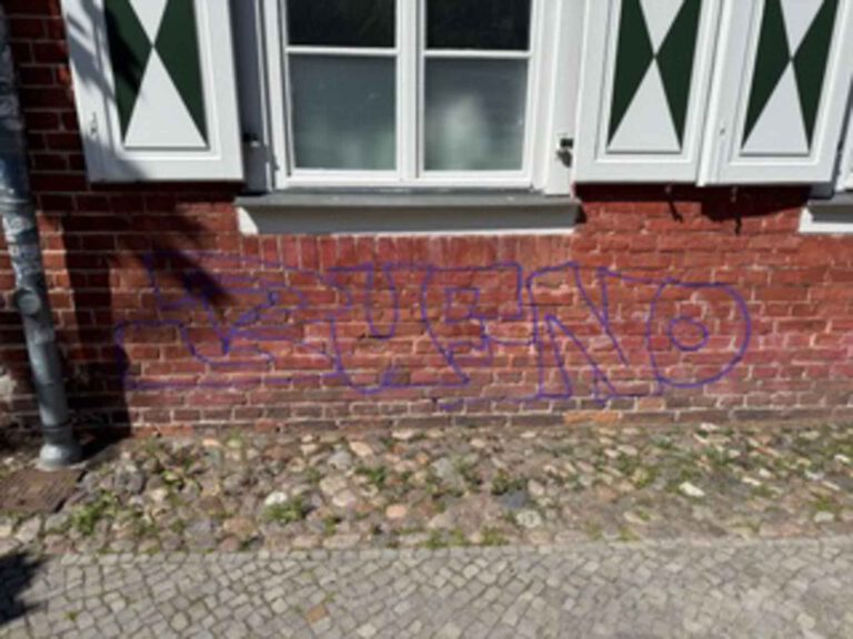 Das Foto zeigt die beschmierte historische Backsteinfassade im Holländer Viertel in Potsdam die von WarDaWas professionell und schonend gereinigt wird