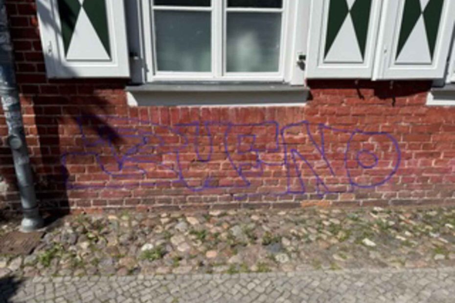 Das Foto zeigt die beschmierte historische Backsteinfassade im Holländer Viertel in Potsdam die von WarDaWas professionell und schonend gereinigt wird