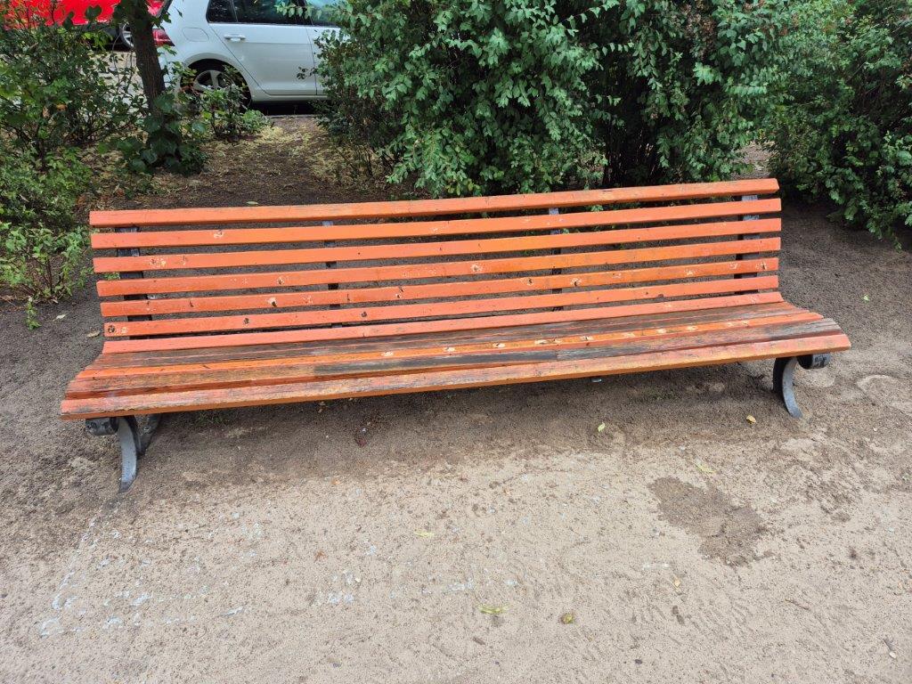 Das Foto zeigt eine saubere Sitzbank an einem Spielplatz in Potsdam Babelsberg, nach der professionellen und umweltfreundlichen Entfernung von Graffitis und Schmierereien durch WarDaWas.