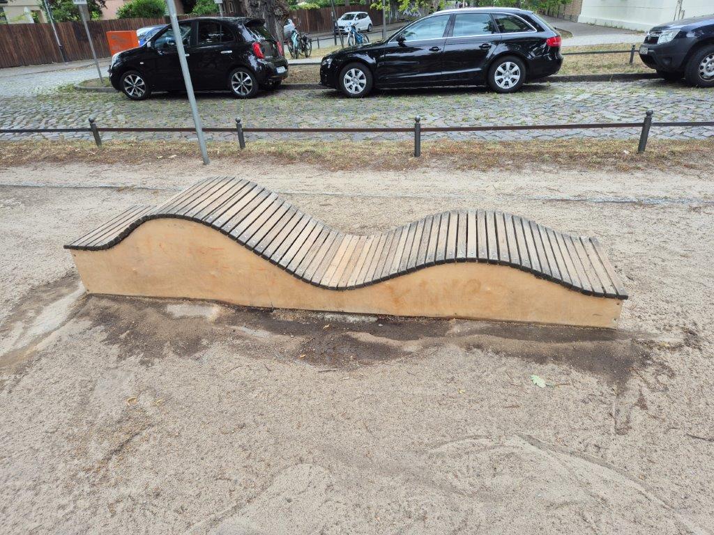 Das Foto zeigt ein gereinigtes Kletterelement aus Holz auf einem Spielplatz in Potsdam Babelsberg, nach der professionellen und umweltfreundlichen Entfernung von Graffitis und Schmierereien durch WarDaWas.
