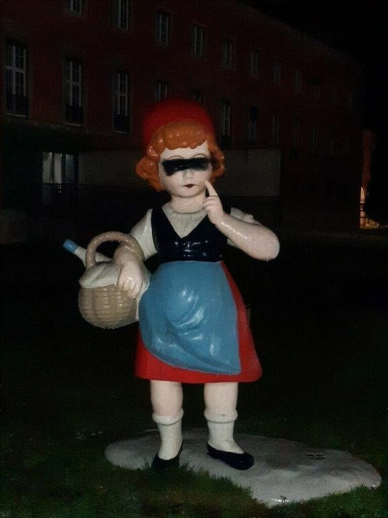 Das Foto zeigt eine Rotkäppchen-Statue mit schwarzem Graffiti über den Augen und bebildert den Beitrag 'Von Tags bis Taubenkot: Ein Jahrzehnt Reinigungseinsätze für die Universität Potsdam' der Firma WarDaWas.