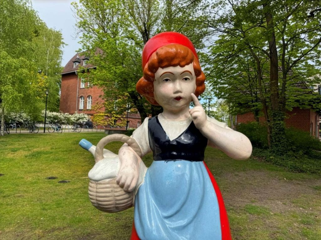 Das Foto zeigt die gereinigte Rotkäppchen-Statue auf dem Gelände der Universität Potsdam und bebildert den Beitrag 'Von Tags bis Taubenkot: Ein Jahrzehnt Reinigungseinsätze für die Universität Potsdam' der Firma WarDaWas.