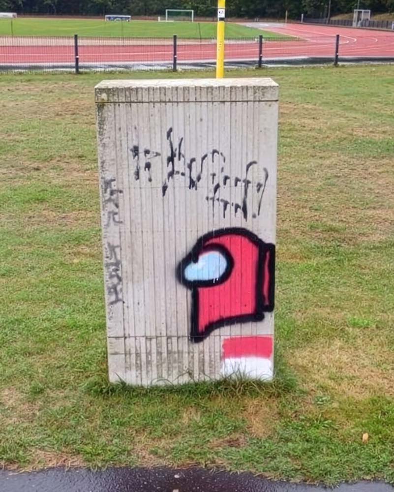 Das Bild zeigt einen mit Graffiti beschmierten Stromkasten und bebildert den Beitrag 'Von Tags bis Taubenkot: Ein Jahrzehnt Reinigungseinsätze für die Universität Potsdam' der Firma WarDaWas.