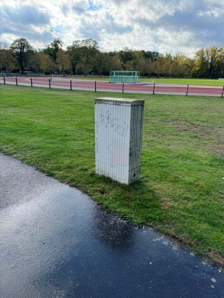 Das Bild zeigt einen von Graffiti gereinigten Stromkasten und bebildert den Beitrag 'Von Tags bis Taubenkot: Ein Jahrzehnt Reinigungseinsätze für die Universität Potsdam' der Firma WarDaWas.
