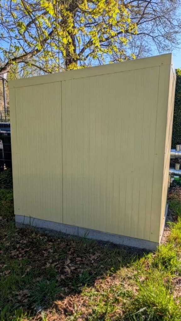 Das Bild zeigt einen von Graffiti gereinigten Verteilerkasten und bebildert den Beitrag 'Von Tags bis Taubenkot: Ein Jahrzehnt Reinigungseinsätze für die Universität Potsdam' der Firma WarDaWas.