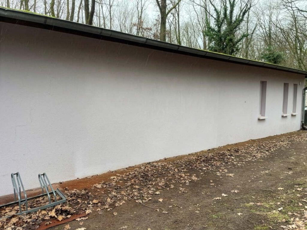 Das Bild zeigt eine vom Graffiti beschfreite Wand und bebildert den Beitrag 'Von Tags bis Taubenkot: Ein Jahrzehnt Reinigungseinsätze für die Universität Potsdam' der Firma WarDaWas.