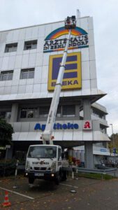 Das Bild zeigt den Einsatz der Hebebühne am Bogenhaus Zehlendorf zur Fassagenreinigung.