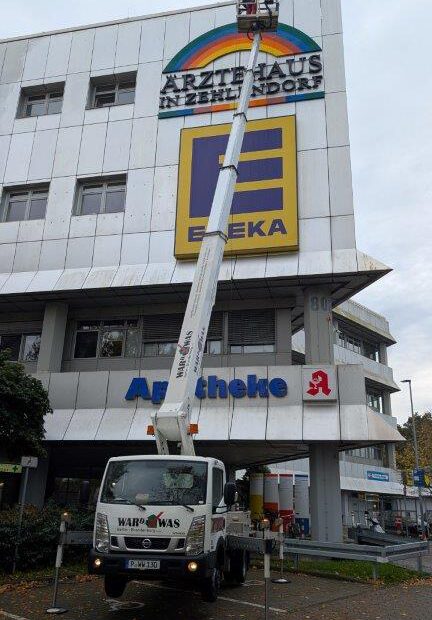 Das Bild zeigt den Einsatz der Hebebühne am Bogenhaus Zehlendorf zur Fassagenreinigung.