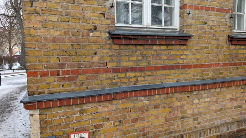 Eine von Graffiti befreite Backsteinfassade, nachdem von WarDaWas eine Spezialreinigung durchgeführt wurde.