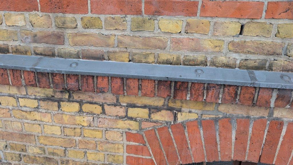 Eine saubere Metallkante, nachdem von WarDaWas eine Spezialreinigung durchgeführt wurde.