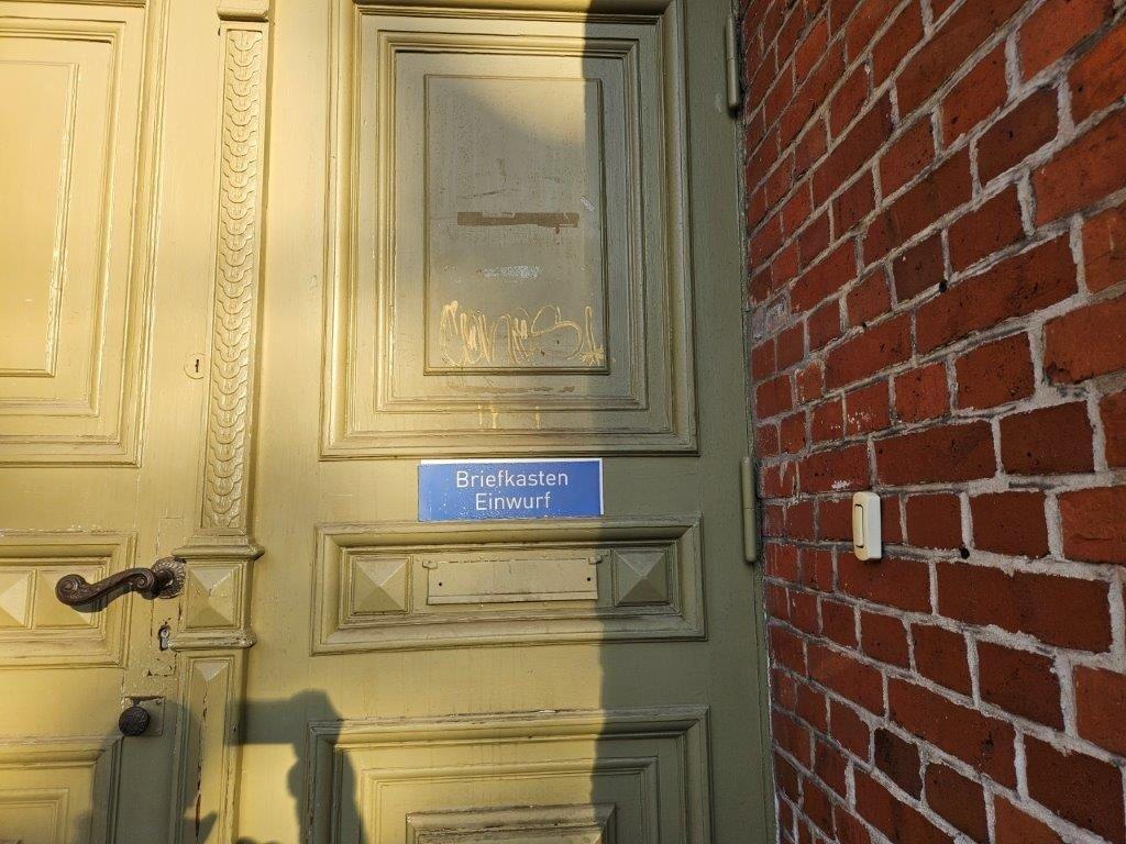 Eine mit Permanentmarker beschmierte Tür, bevor von WarDaWas eine Spezialreinigung durchgeführt wurde.