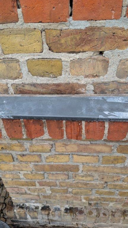 Eine saubere Metallkante, nachdem von WarDaWas eine Spezialreinigung durchgeführt wurde.