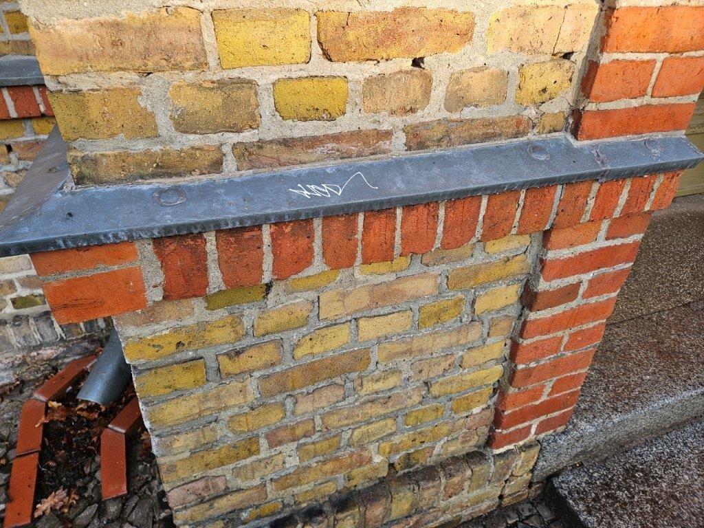 Eine mit Permanentmarker beschmierte Metallkante, bevor von WarDaWas eine Spezialreinigung durchgeführt wurde.