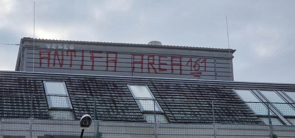 Das Bild zeigt die Außenfassade der IHK Potsdam, die mit Graffiti beschmiert wurde, vor der Graffiti-Entfernung durch WarDaWas.