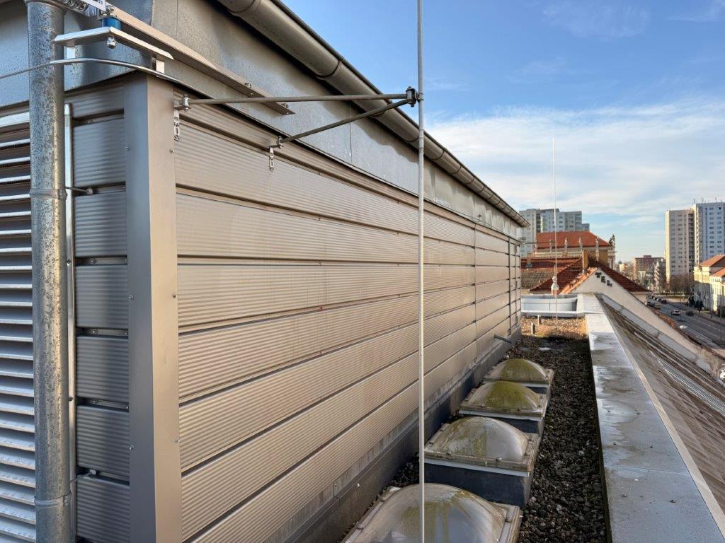 Das Bild zeigt die Außenfassade der IHK Potsdam, die vom Graffiti befreit wurde, nach der Graffiti-Entfernung durch WarDaWas.