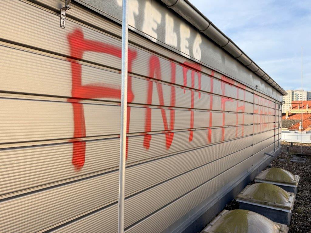 Das Bild zeigt die Außenfassade der IHK Potsdam, die mit Graffiti beschmiert wurde, vor der Graffiti-Entfernung durch WarDaWas.