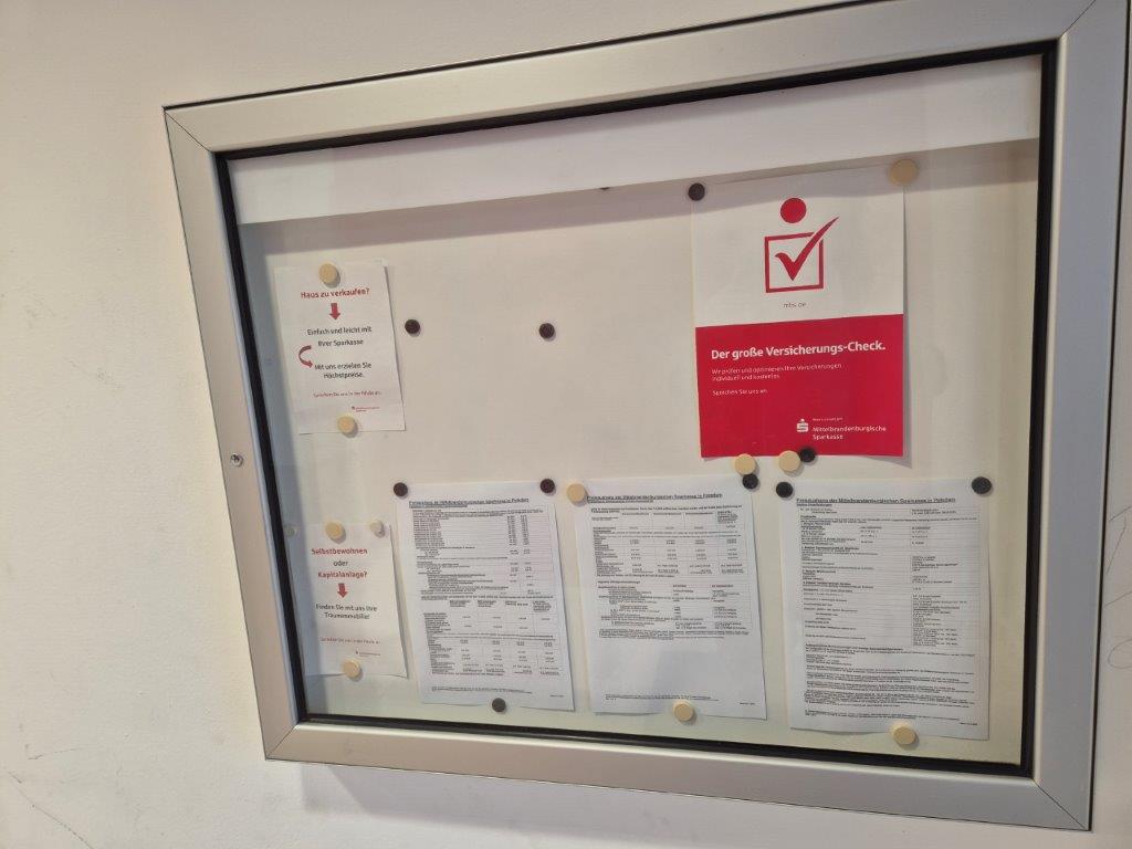 Eine gläserne Schautafel in der Sparkasse, die vom Graffiti befreit wurde, nachdem WarDaWas eine Graffiti-Entfernung durchgeführt hat.