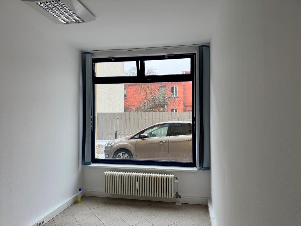 Das Bild zeigt das gereinigte und von Klebefolie befreites Fenster eines Bürogebäudes.