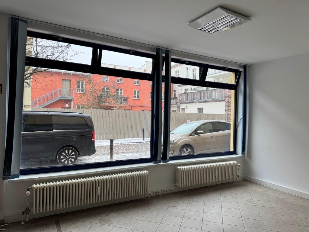 Das Bild zeigt zwei gereinigte und von Klebefolie befreite Fenster eines Bürogebäudes.