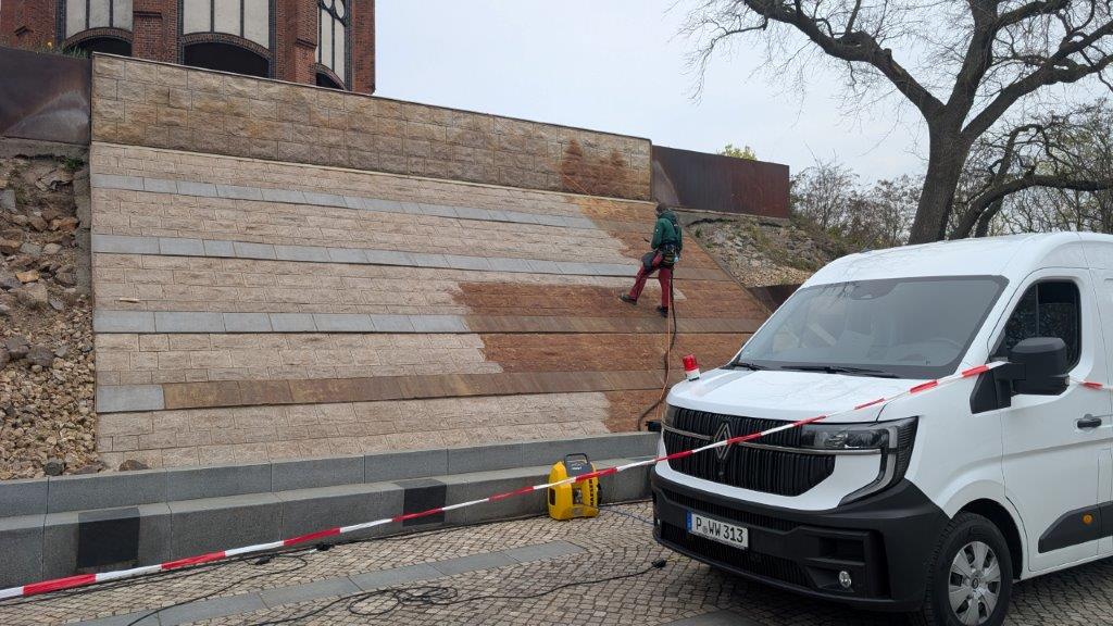 Laserreinigung Naturstein Wasserkaskaden Rathenow: Einsatzfahrzeug, Gerät und Mitarbeiter an der Fläche