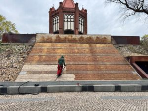 Bismarckturm Rathenow mit Wasserkaskaden: Laserreinigung im Einsatz, großflächige Natursteinreinigung