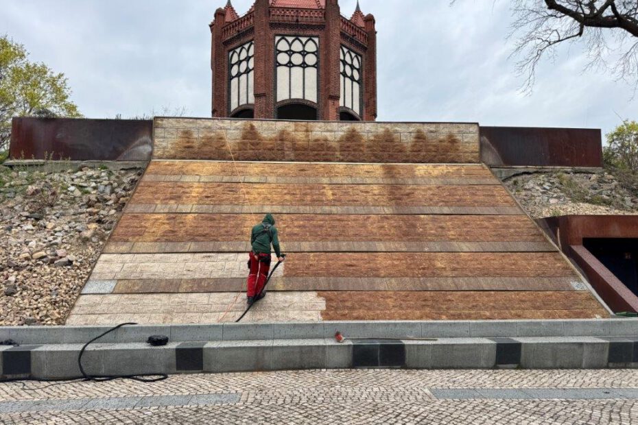 Bismarckturm Rathenow mit Wasserkaskaden: Laserreinigung im Einsatz, großflächige Natursteinreinigung