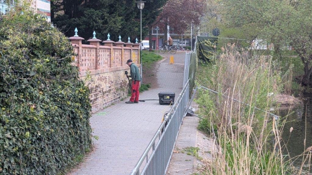 WarDaWas Mitarbeiter entfernt schwarze Graffiti mit Laserreinigung vom historischen Mauerwerk