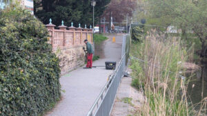 WarDaWas Mitarbeiter entfernt schwarze Graffiti mit Laserreinigung vom historischen Mauerwerk